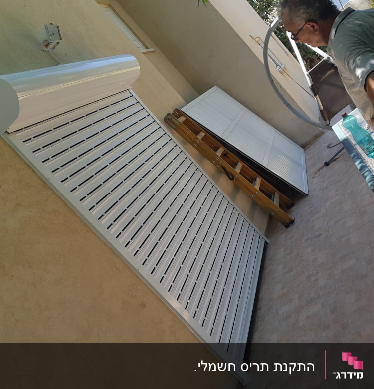 תריסי אלומיניום מותקנים על קיר חיצוני